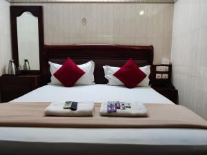 Postel nebo postele na pokoji v ubytování Grand View Residency Chennai