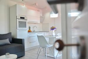 eine Küche und ein Wohnzimmer mit einem Sofa und einem Tisch in der Unterkunft Apartmani Maris in Poljica