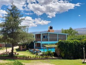 una casa con piscina en el patio en Departamentos Las Marias, en Villa Cura Brochero