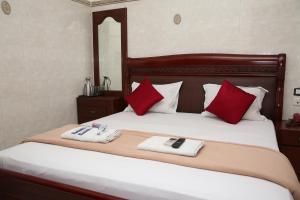 Postel nebo postele na pokoji v ubytování Grand View Residency Chennai