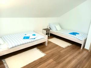 Posteľ alebo postele v izbe v ubytovaní Apartmán pod Sivým vrchom