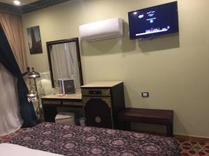 TV a/nebo společenská místnost v ubytování Omar Elkhaiam Hotel