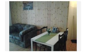 ein Wohnzimmer mit einem Tisch und einem Sofa in der Unterkunft Monte Livata Sky 1 in Subiaco