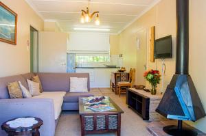 Dunroamin Bed and Breakfast في مويريفير: غرفة معيشة مع أريكة ومدفأة