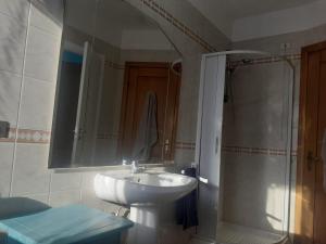 Koupelna v ubytování La Casa di Berenice a Porto Azzurro + 30 fotografií