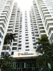 - un grand immeuble blanc avec un panneau dans l'établissement Estudio Loft Cartagena, à Carthagène des Indes