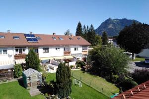 - une vue aérienne sur une maison dotée de panneaux solaires dans l'établissement Komplette Dachwohnung mit Balkon und Bergblick, à Sonthofen
