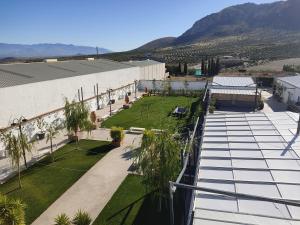 - une vue de tête sur un bâtiment avec une cour dans l'établissement Hotel Ciudad de Jódar, à Jódar