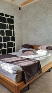 1 dormitorio con 1 cama grande con marco de madera en JINJOTEL Gyumri, en Gyumri