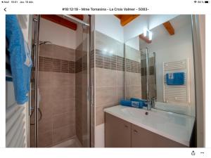ein Badezimmer mit Dusche, Waschbecken und Spiegel in der Unterkunft Superbe appartement T1 duplex,vue mer in La Croix-Valmer