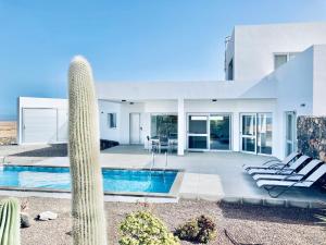 The swimming pool at or close to Casa Achaman - Contemporary style villa with outstanding views