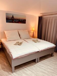 ein Schlafzimmer mit einem Bett mit zwei Schuhen drauf in der Unterkunft Sleep2Fly Hamburg-Airport in Hamburg