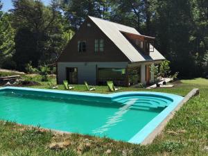 Bazén v ubytování Hostal La Casita del Bajo nebo v jeho okolí
