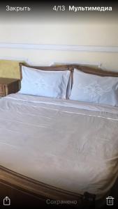 Een bed of bedden in een kamer bij Beautiful apartment in the center of Vinnytsia