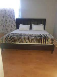 Un pat sau paturi într-o cameră la SALAMA LODGE