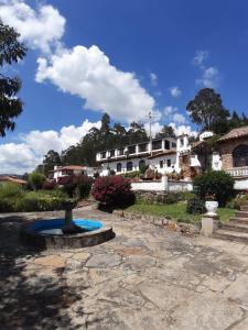 a courtyard with a statue in front of a building at Hotel Puntalarga in Nobsa