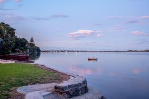 タウランガにあるStay Coastal - Tauranga Beach Houseの水上ボートで湖の景色を望めます。