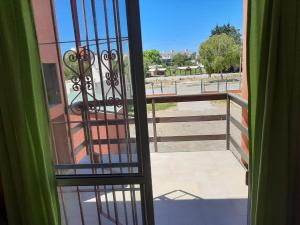 una puerta a un balcón con vistas a la calle en Complejo Evelin en Las Grutas