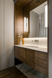 łazienka z umywalką i dużym lustrem w obiekcie Classy Studio in Chicago, a Luxurious Condo w Kijowie