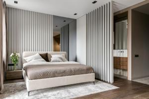 sypialnia z łóżkiem typu king-size i paskami w obiekcie Classy Studio in Chicago, a Luxurious Condo w Kijowie