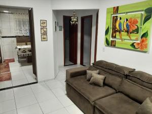 una sala de estar con sofá y una pintura en la pared en Residencial Leal, en Florianópolis