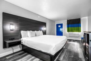 Cette chambre comprend un grand lit et une fenêtre. dans l'établissement SureStay Hotel by Best Western Oklahoma City West, à Oklahoma City