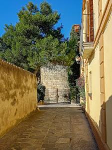 Cal Mestre Casa Rural في Avinyonet: زقاق بحائط حجري وبوابة