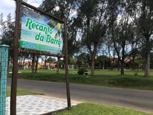 a sign for ausable de barang in a park at Pousada Recanto da Barra Imbé in Imbé