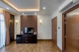 TV a/nebo společenská místnost v ubytování Hotel Trí Lê