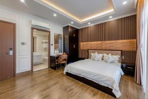 Postel nebo postele na pokoji v ubytování Hotel Trí Lê