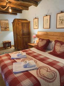 sypialnia z dwoma łóżkami i ręcznikami na nich w obiekcie Locanda Allevè Hotel Ristorante w mieście Pragelato