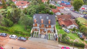 an aerial view of a house in a residential neighborhood at Chalé Centro de Monte Verde in Monte Verde