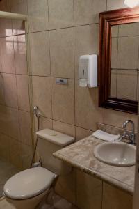 um banheiro com vaso sanitário e pia em Pousada Brilho da Serra em Tiradentes mais 37 fotografias