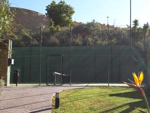 Tenis a/nebo squash v ubytování Penthouse Moderne Avec Vue Sur La Baie De Gibraltar nebo okolí