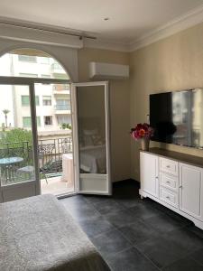 une chambre avec un lit et une porte coulissante en verre dans l'établissement Cozy studio with a sea view, à Nice