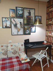 sala de estar con sofá y escritorio con ordenador portátil en Hostel Light Dream, en Moscú