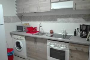A kitchen or kitchenette at VIVIENDA VACACIONAL EL MOLINO ARGAMASILLA DE ALBA