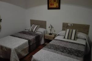 A bed or beds in a room at VIVIENDA VACACIONAL EL MOLINO ARGAMASILLA DE ALBA