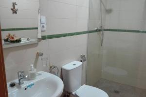 A bathroom at VIVIENDA VACACIONAL EL MOLINO ARGAMASILLA DE ALBA Még 37 kép