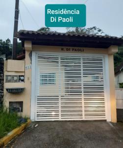 una puerta de garaje al lado de una casa en Residencial Di Paoli, en Bombinhas