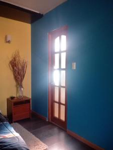 Habitación con pared azul y puerta en Departamento supervisores, en Diego de Almagro
