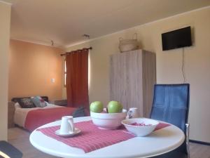 a room with a table with a bowl of apples on it at Departamento supervisores in Diego de Almagro