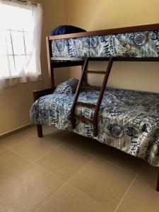 ein Schlafzimmer mit einem Etagenbett in einem Zimmer in der Unterkunft Cozy Family Vacation Home near the beach! in Playa del Carmen