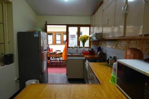 cocina con nevera negra y mesa en Secret Garden, en Cusco