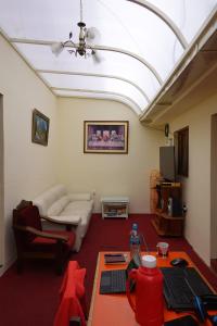 una sala de estar con un sofá y una mesa en Secret Garden, en Cusco
