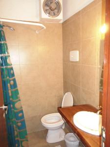 Phòng tắm tại Departamento Villa Gesell Centro Sobre Playa y 114 Vista al Mar