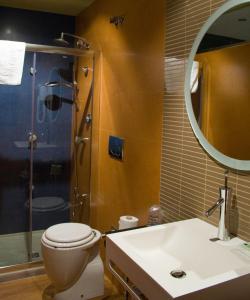 een badkamer met een toilet, een wastafel en een douche bij Hospedium Apartamentos Cañitas Maite Familiar in Casas Ibáñez
