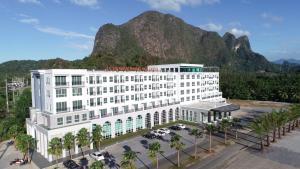 攀牙Le Erawan Phang Nga Hotel的山 ⁇ 的 ⁇ 染酒店