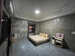 Giường trong phòng chung tại Hugpua Hotel