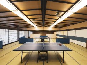 Stolní tenis v ubytování HOTEL SHIRAHAMAKAN nebo okolí